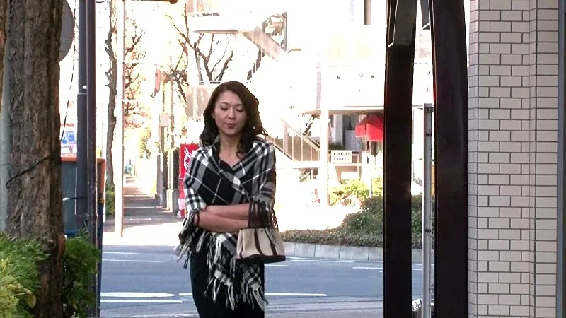 FANZAが提供している隣の人妻 覗く男(139d00619)のサンプル画像-8