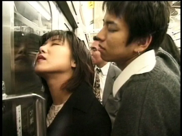 FANZAが提供している揺れる電車の女~まさぐる手、もてあそばれる尻~(144ccdv00035)のサンプル画像-6