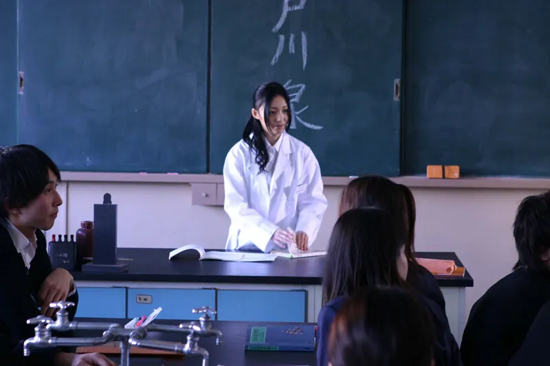 FANZAが提供している新任女教師 劇場版(145dvs000141)のサンプル画像-4