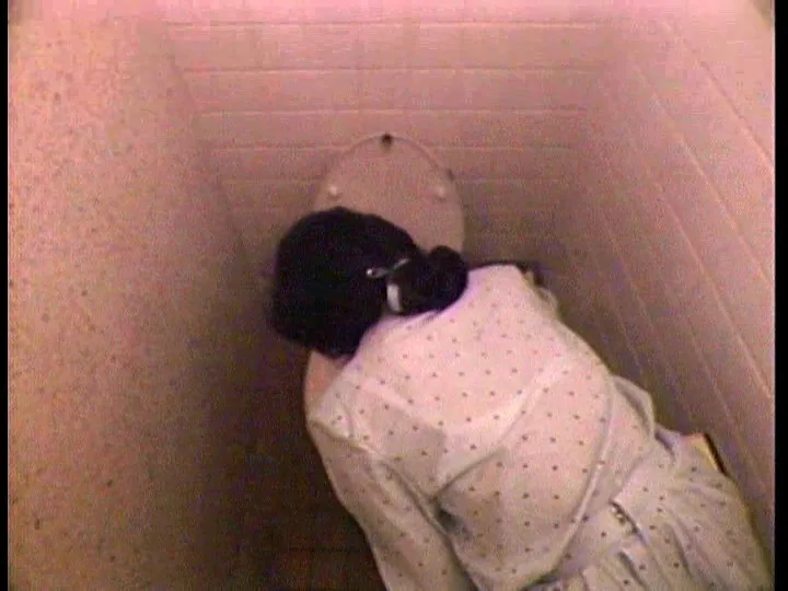 FANZAが提供している盗撮スクープ 4 女子校生・トイレ(186p00019)のサンプル画像-19