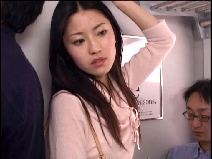 FANZAが提供している痴●電車 ～攻められる人妻～(414moond00035)のサンプル画像-16
