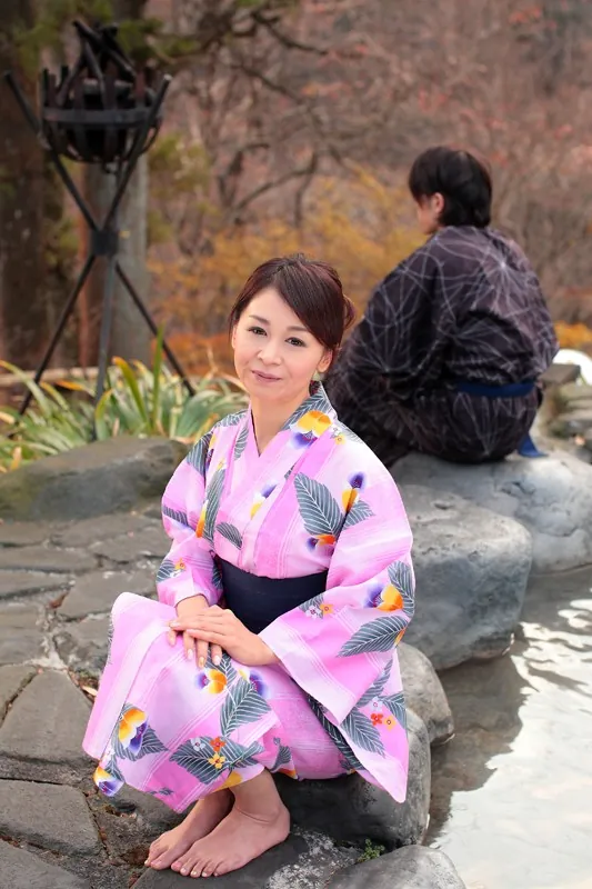 FANZAが提供している温泉で欲情する母と息子 矢吹涼華(5161aben00015)のサンプル画像-1