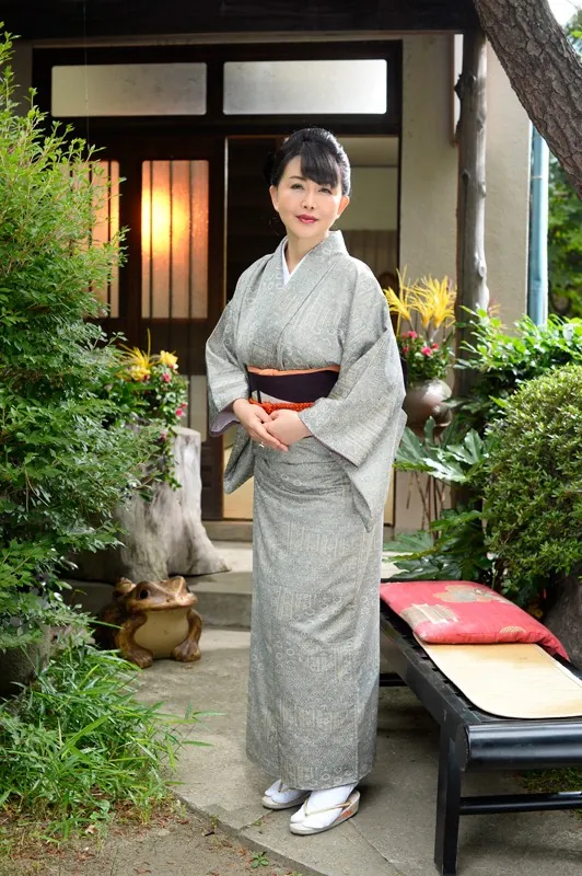 FANZAが提供している【川上ゆう/浅井舞香】エロくてたまらない美人女将が濃厚セックスでおもてなし(5161aben00037)のサンプル画像-1