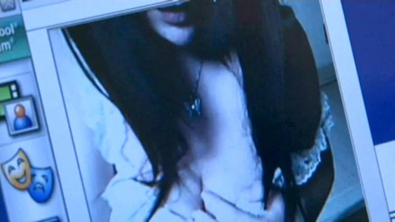 FANZAが提供している揺れる電車の中で 女教師の淫らなアルバイト(5209ccdv01106)のサンプル画像-5