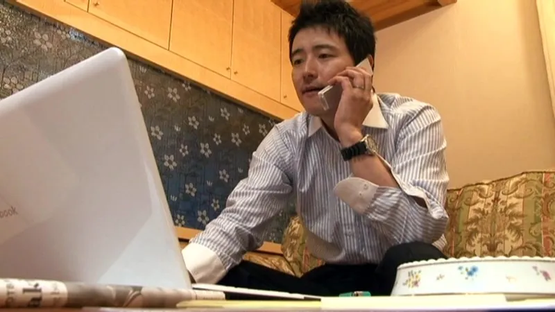 FANZAが提供している人妻調教日記 友人夫婦の目の前で(h_082acce01057)のサンプル画像-1