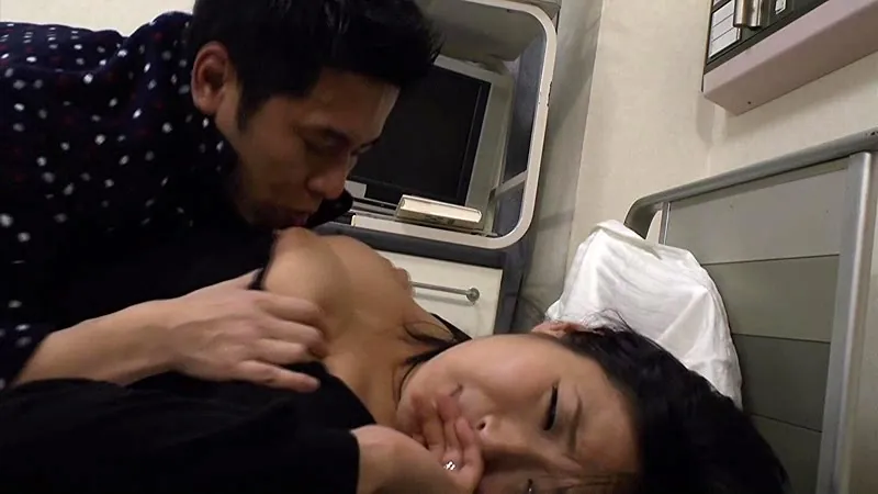 FANZAが提供している入院中の夫に体を求められこっそりヤッたら隣の患者にバレてベッドに引きずり込まれてしまった人妻(h_105zb00033)のサンプル画像-16