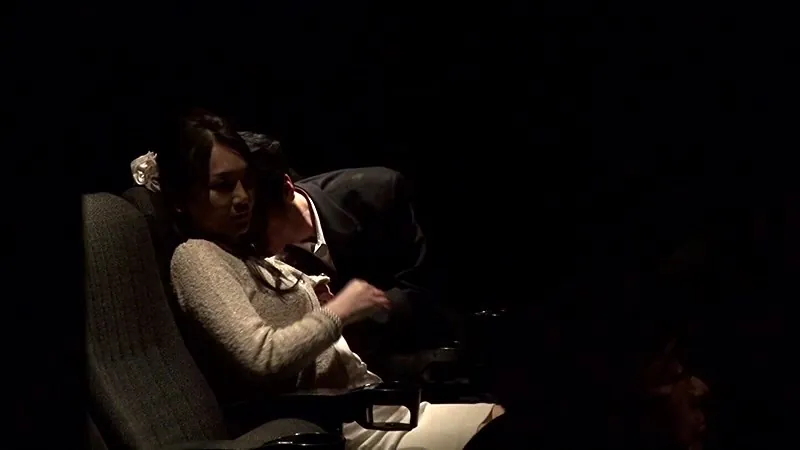 FANZAが提供している映画館で欲情する人妻(h_105zb00037)のサンプル画像-1