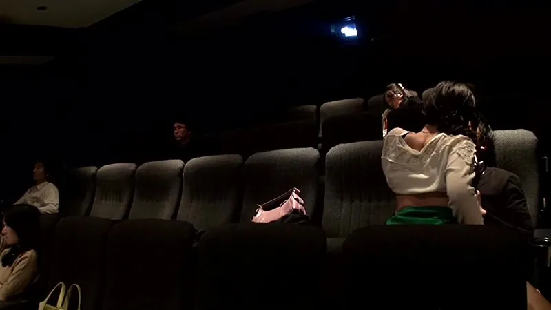 FANZAが提供している映画館で欲情する人妻(h_105zb00037)のサンプル画像-6