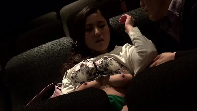 FANZAが提供している映画館で欲情する人妻(h_105zb00037)のサンプル画像-8