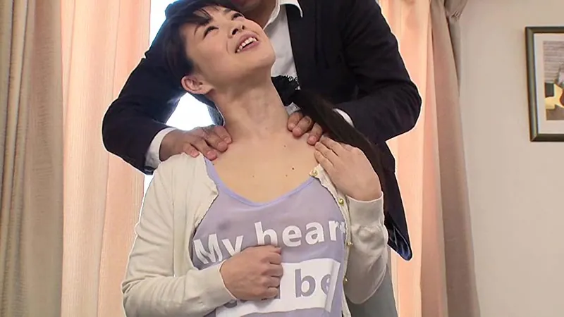 FANZAが提供している胸チラで挑発する女たち(h_105zb00056)のサンプル画像-16