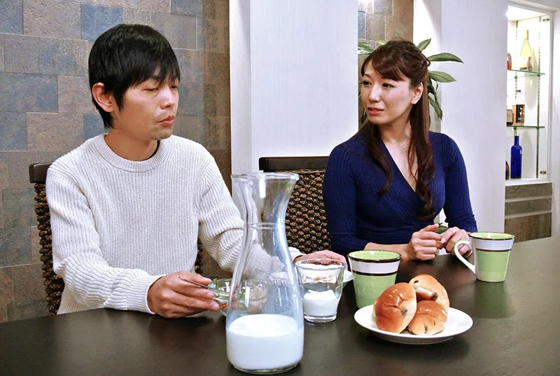FANZAが提供している義理の母は童貞好き(h_254rkie00028)のサンプル画像-2