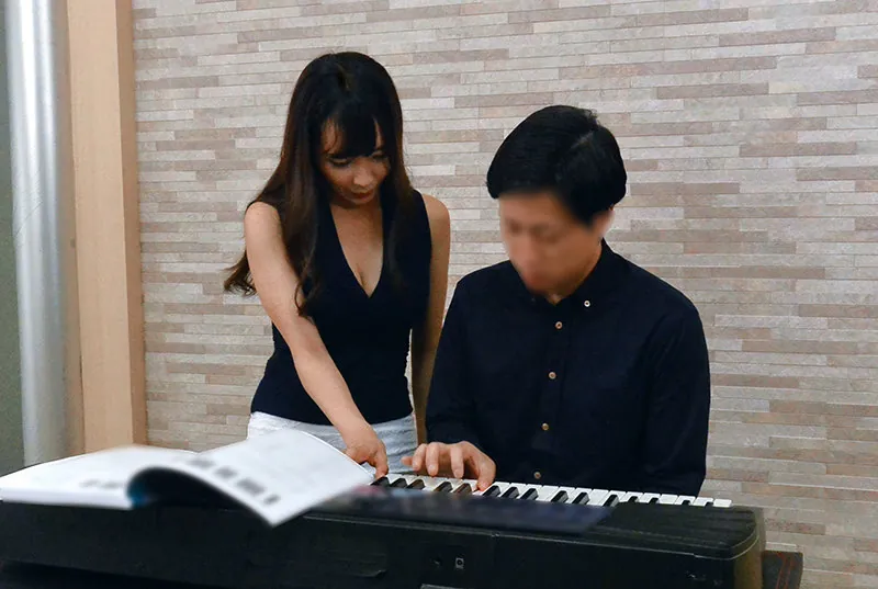 FANZAが提供している音楽教室の美人先生(h_254rkie00044)のサンプル画像-3