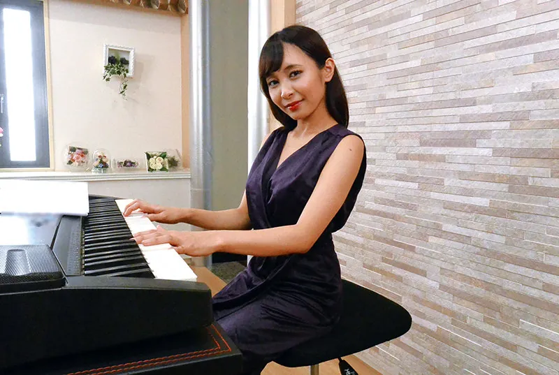 FANZAが提供している音楽教室の美人先生(h_254rkie00044)のサンプル画像-8