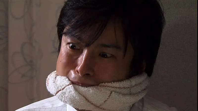 FANZAが提供している夫の目の前で凌●される美人熟女妻(h_363gmon00010)のサンプル画像-6