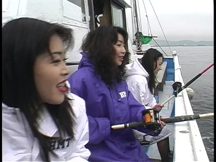 FANZAが提供している熟女三人の旅物語 気分が高揚しちゃって… 第二話(h_721pcr00028)のサンプル画像-2